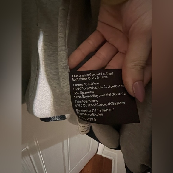 Mint condition leather jacket with a hoodie like inside - Picture 4 of 12